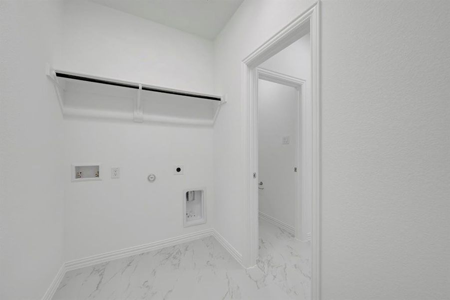 Spacious, unfurnished interior of a new home in Lily Creek at Sutton Fields, Aubrey (Image 23).