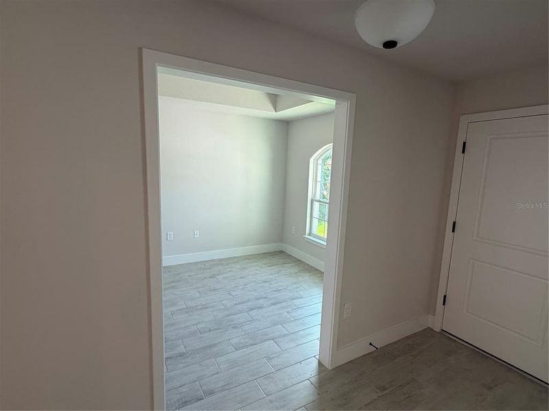 Spacious, unfurnished interior of a new home in Port Charlotte, Port Charlotte (Image 10).