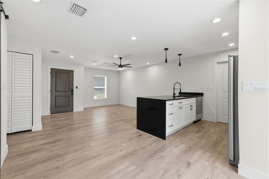 Spacious, unfurnished interior of a new home in , Crystal River (Image 16).