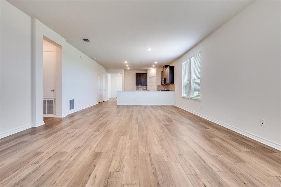 Spacious, unfurnished interior of a new home in Cottonwood Creek, Seagoville (Image 10). Spacious, unfurnished interior of a new home in Cottonwood Creek, Seagoville (Image 10).