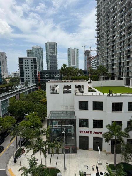 Condo located in Miami, FL showcasing its design and architecture (Image 14).