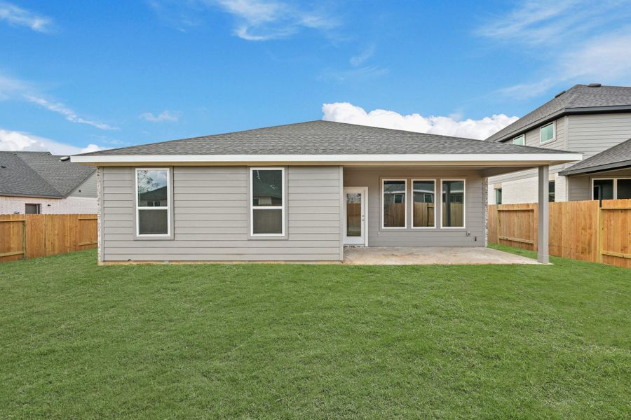 Exterior details and patio area of a home in Silverthorne, Conroe (Image 4).
