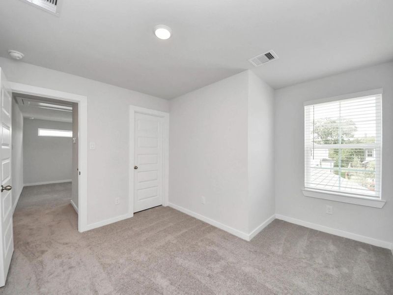 Spacious, unfurnished interior of a new home in Caney Creek Place, Conroe (Image 40).