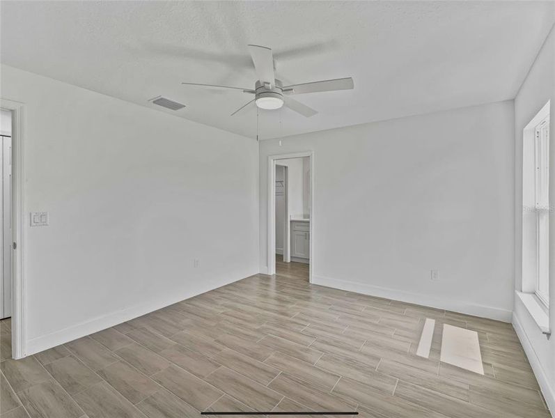 Spacious, unfurnished interior of a new home in , Ocala (Image 15).