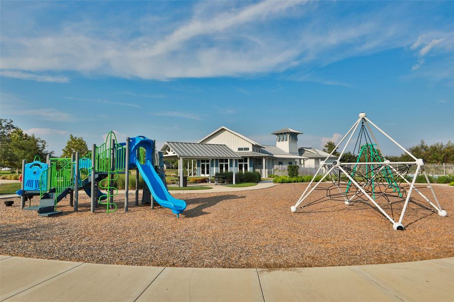 Community amenities in Coastal Point, League City (Image 15).