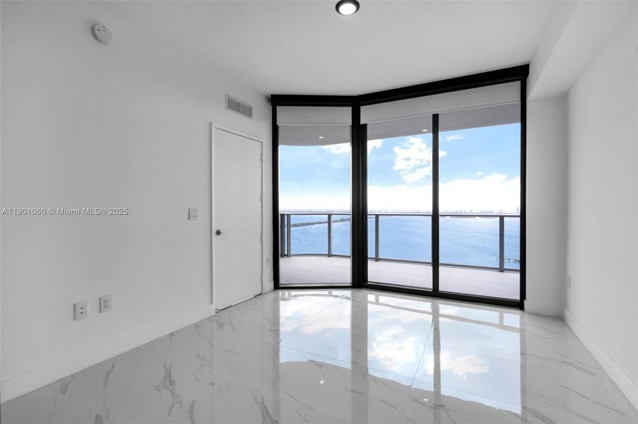 Spacious, unfurnished interior of a new home in Aria Reserve, Miami (Image 37). Spacious, unfurnished interior of a new home in Aria Reserve, Miami (Image 37).