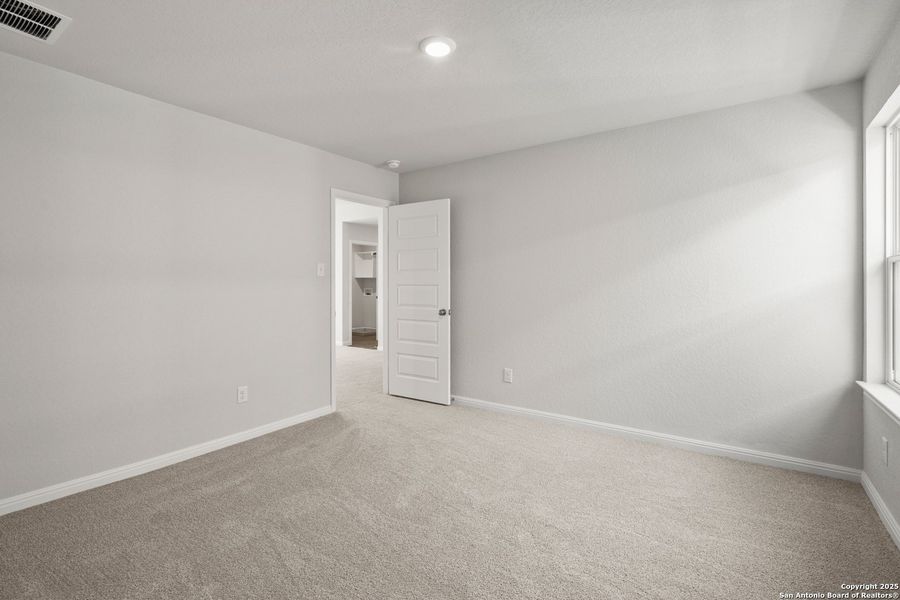 Spacious, unfurnished interior of a new home in Timber Creek, San Antonio (Image 18).