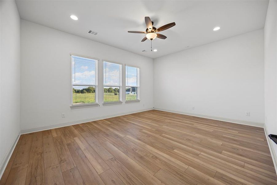 Spacious, unfurnished interior of a new home in Tuscan Estates (1 Acre Lots), Waxahachie (Image 16). Spacious, unfurnished interior of a new home in Tuscan Estates (1 Acre Lots), Waxahachie (Image 16).