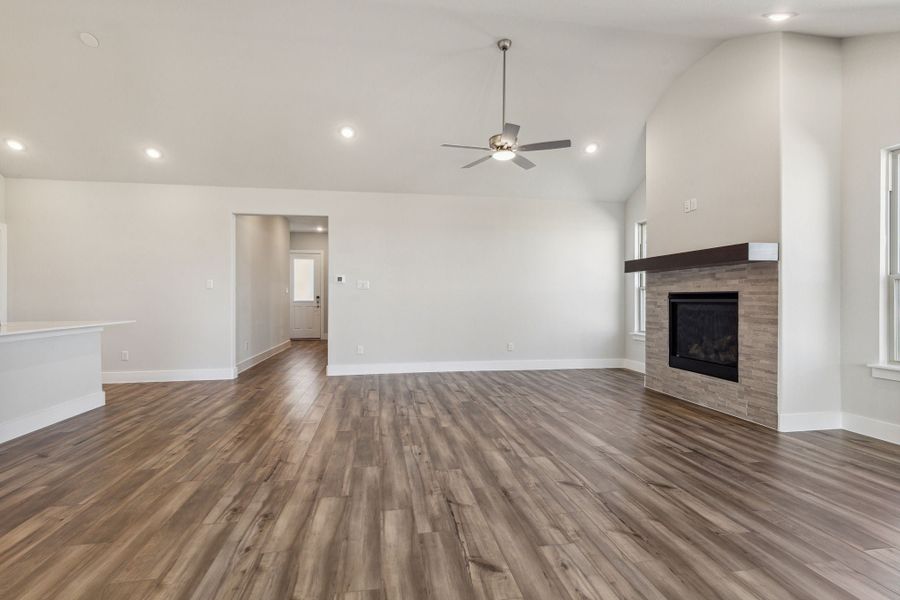Representative unfurnished interior of a home built from the Cardinal by Centre Living Homes in Dove Hollow, Waxahachie (Image 38).