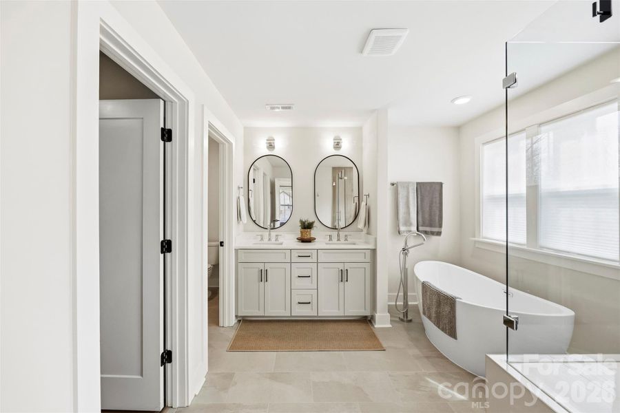 Upper Level- primary en suite. Upper Level- primary en suite.