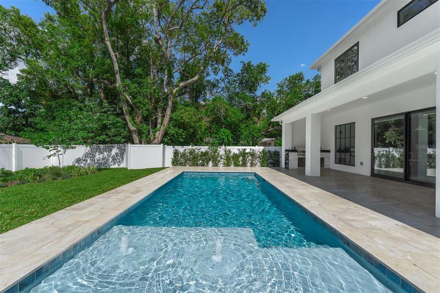 Exterior details and patio area of a home in College Park, Orlando (Image 32).