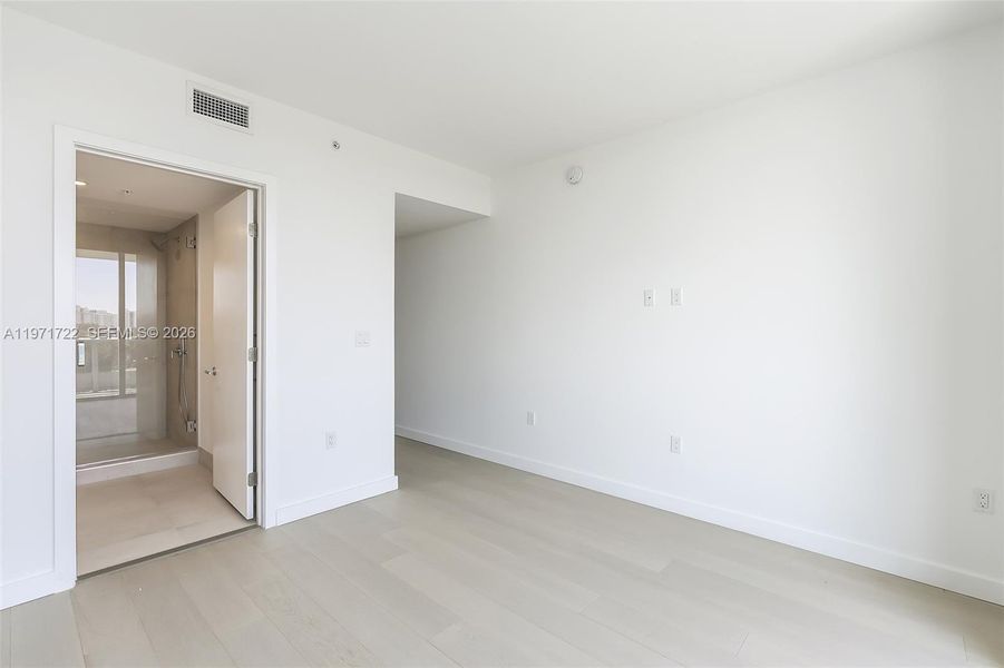 Spacious, unfurnished interior of a new home in , Bay Harbor Islands (Image 15).