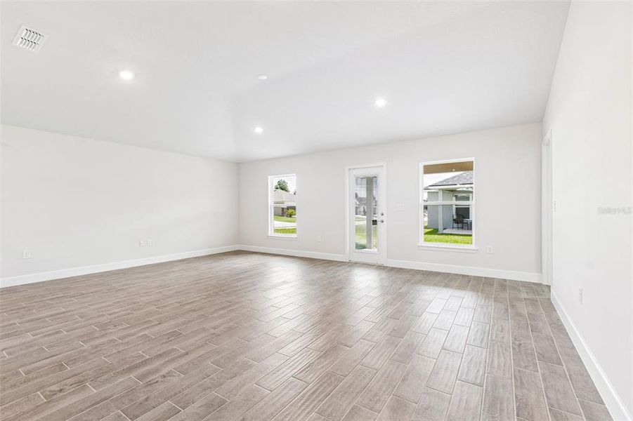 Spacious, unfurnished interior of a new home in Abbey Glen, Dade City (Image 51).