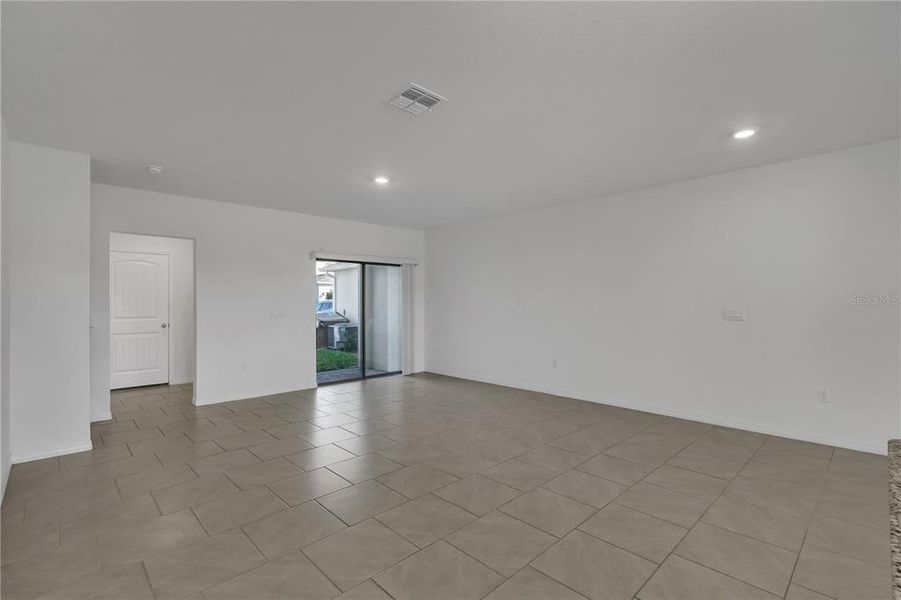 Spacious, unfurnished interior of a new home in , Winter Garden (Image 26).
