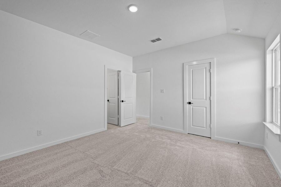 Spacious, unfurnished interior of a new home in Sienna Village of Anderson Springs 50', Missouri City (Image 11).