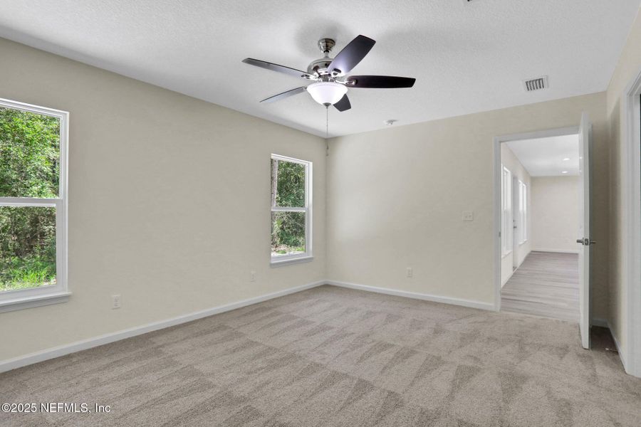 Spacious, unfurnished interior of a new home in , Middleburg (Image 29).