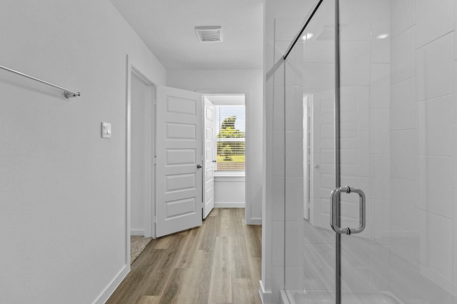Spacious, unfurnished interior of a new home in Highland Court, Houston (Image 22).