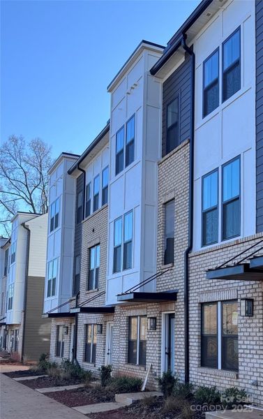 Condo located in Charlotte, NC showcasing its design and architecture (Image 3).