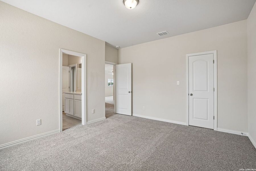 Spacious, unfurnished interior of a new home in Veranda, San Antonio (Image 16).