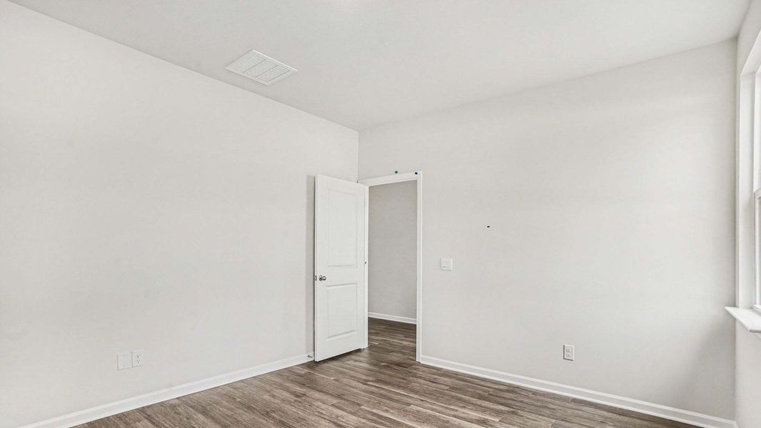 Spacious, unfurnished interior of a new home in Summerville, Darlington (Image 10).