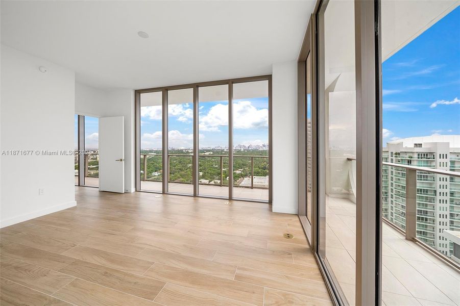 Spacious, unfurnished interior of a new home in Mr. C Residences, Miami (Image 21).