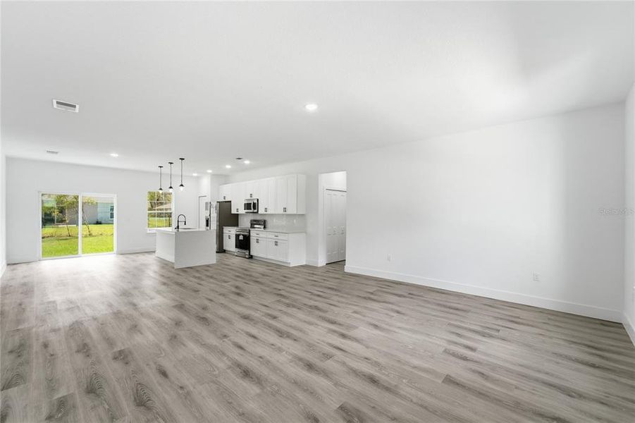 Spacious, unfurnished interior of a new home in , Citrus Springs (Image 12).
