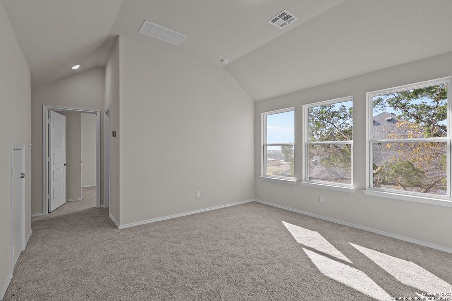 Spacious, unfurnished interior of a new home in Davis Ranch, San Antonio (Image 14).