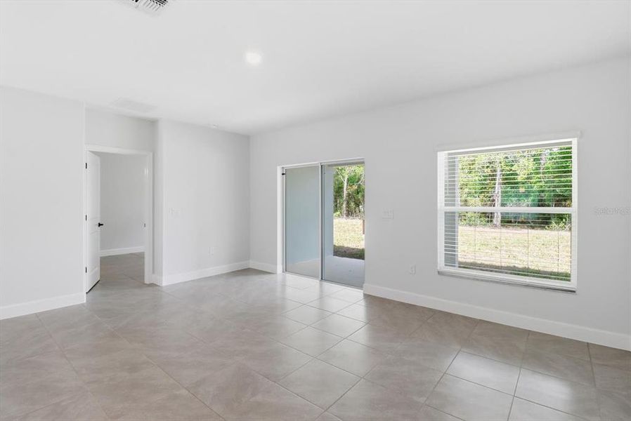 Spacious, unfurnished interior of a new home in , Dunnellon (Image 27).