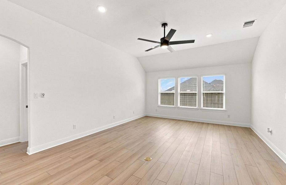 Spacious, unfurnished interior of a new home in Crescent Bluff, Georgetown (Image 18).