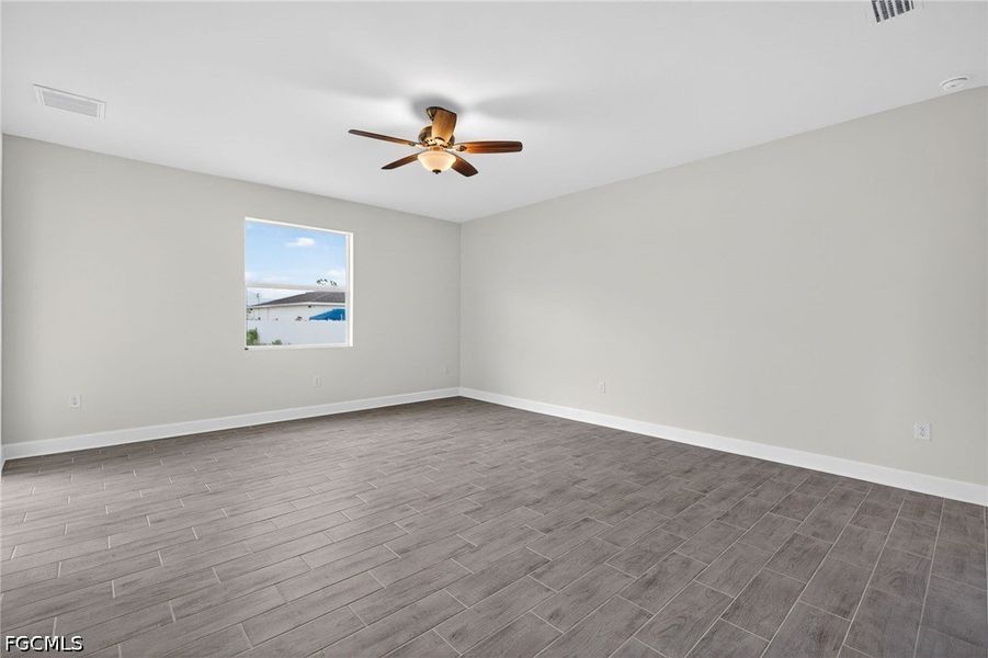 Spacious, unfurnished interior of a new home in Cape Coral, Cape Coral (Image 12).