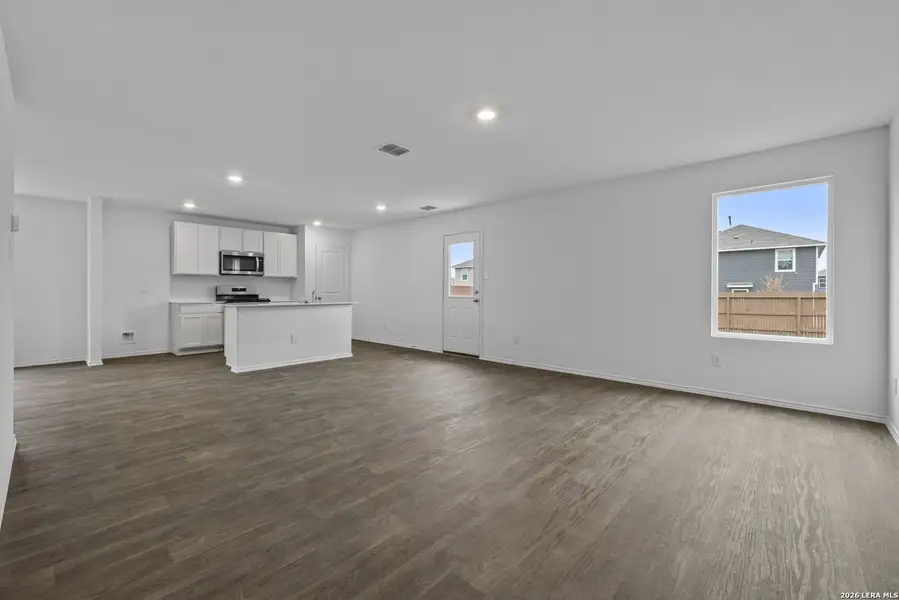 Spacious, unfurnished interior of a new home in Avenida, Converse (Image 28).