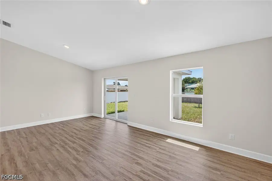 Spacious, unfurnished interior of a new home in Cape Coral, Cape Coral (Image 23).