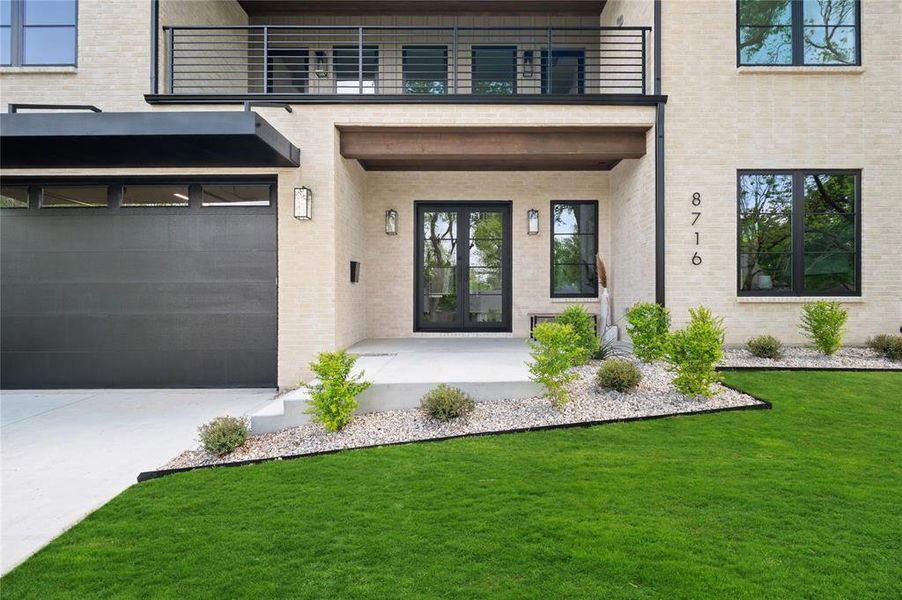 Exterior details and patio area of a home in , Dallas (Image 4).