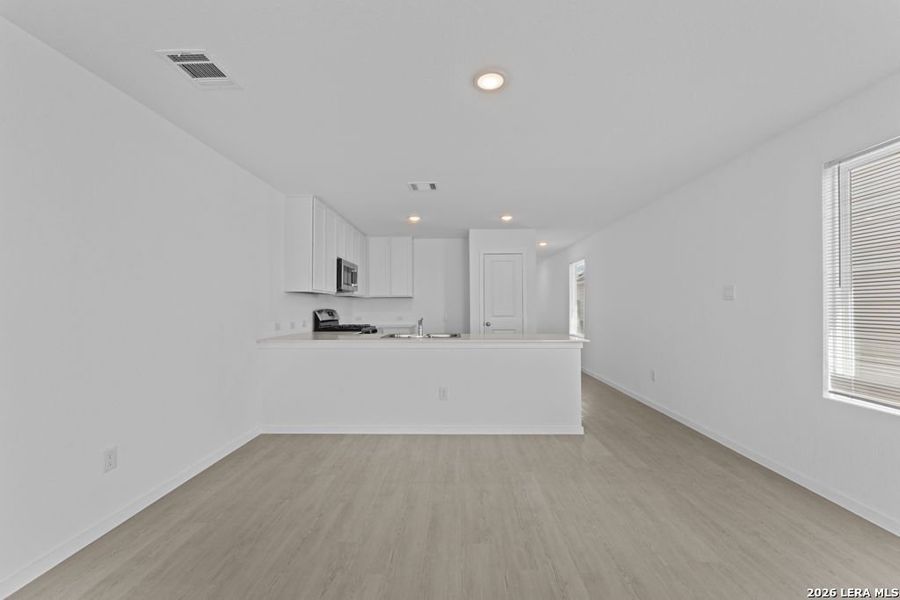 Spacious, unfurnished interior of a new home in Espada, San Antonio (Image 10).