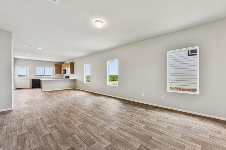 Spacious, unfurnished interior of a new home in Cloverleaf, Austin (Image 11).