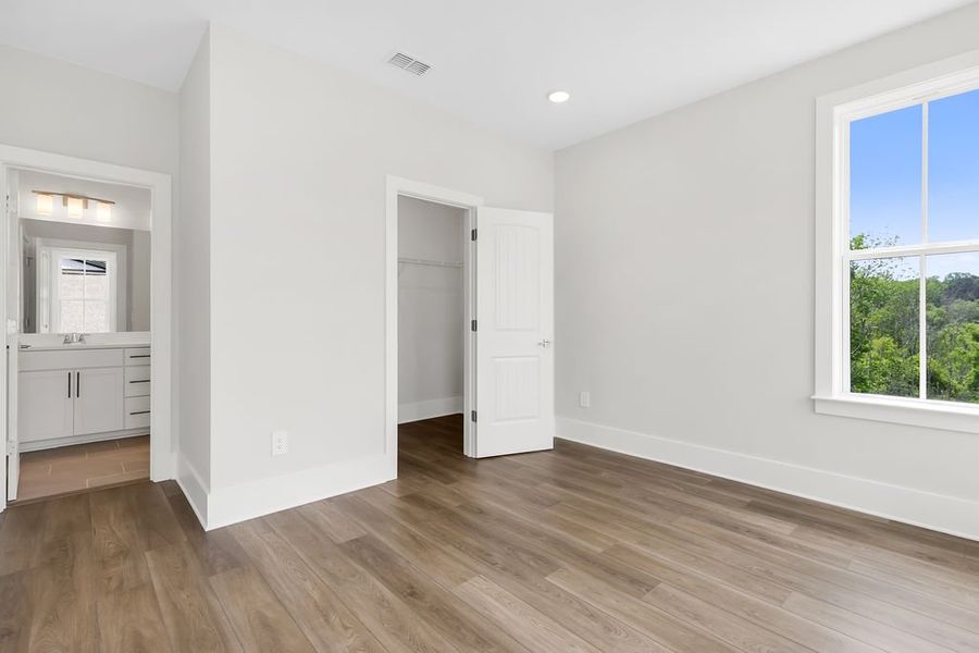 Spacious, unfurnished interior of a new home in Echo Park, Suwanee (Image 38).
