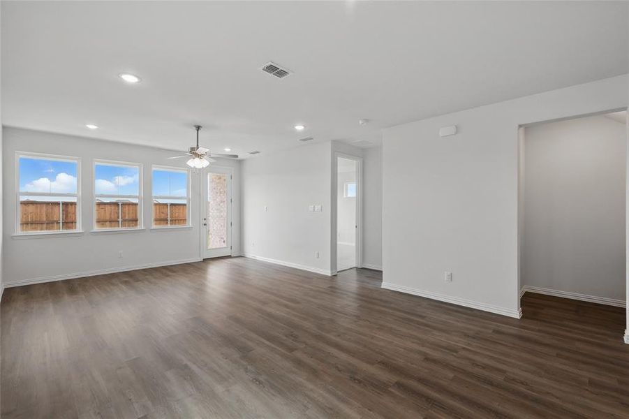 Spacious, unfurnished interior of a new home in Bel Air Village, Sherman (Image 18).
