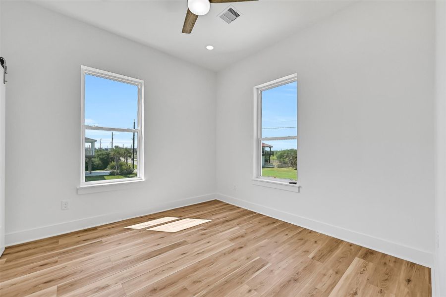 Spacious, unfurnished interior of a new home in , Galveston (Image 16).