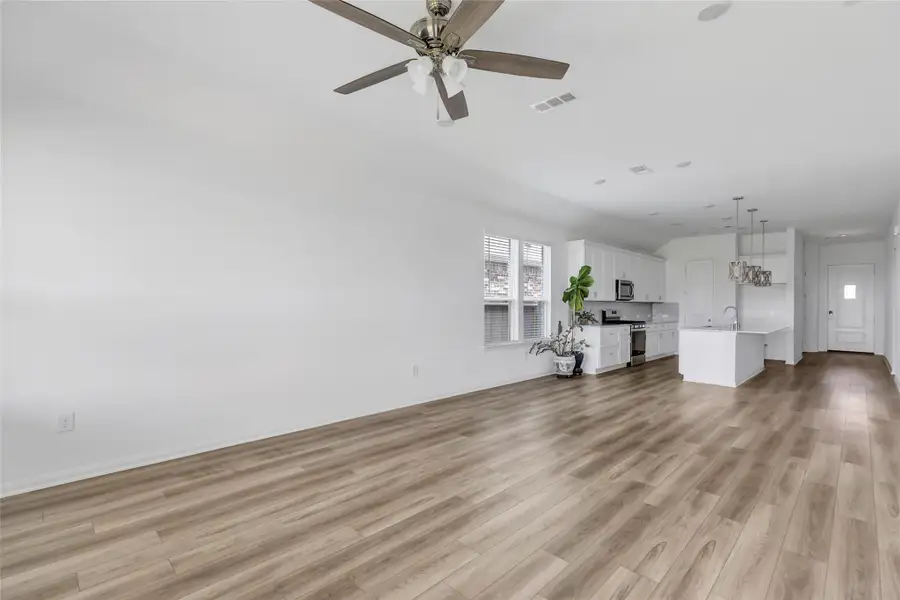 Spacious, unfurnished interior of a new home in , Tomball (Image 33). Spacious, unfurnished interior of a new home in , Tomball (Image 33).