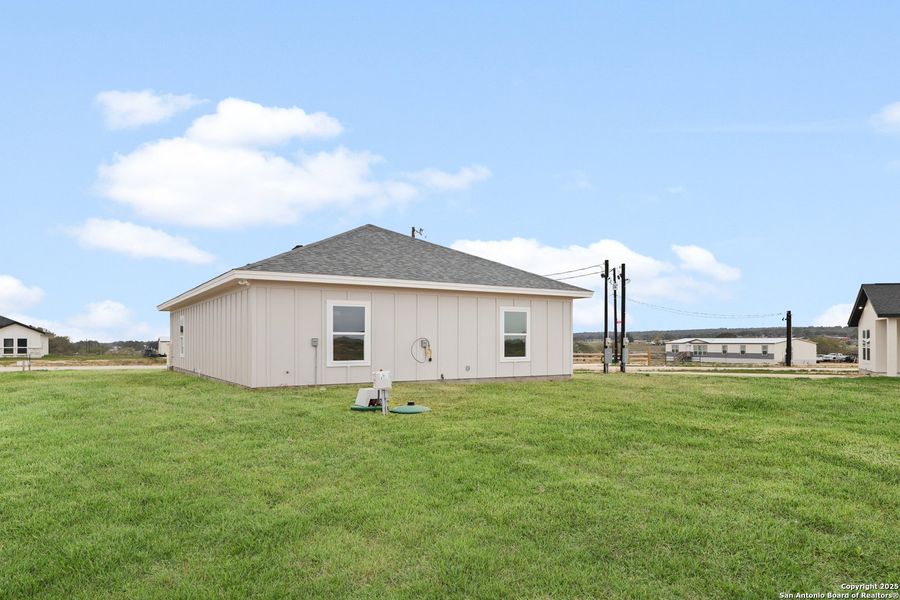 Exterior details and patio area of a home in , La Vernia (Image 3).