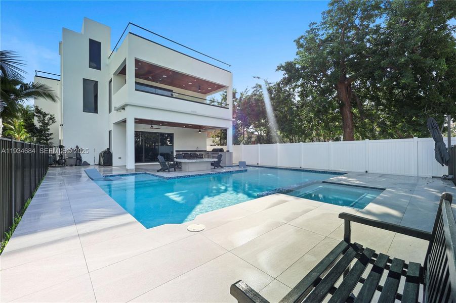 Exterior details and patio area of a home in , Fort Lauderdale (Image 4).