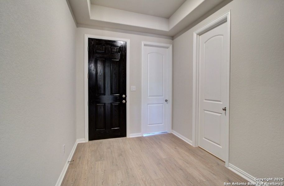 Spacious, unfurnished interior of a new home in Meyer Ranch - Enclave, New Braunfels (Image 17).