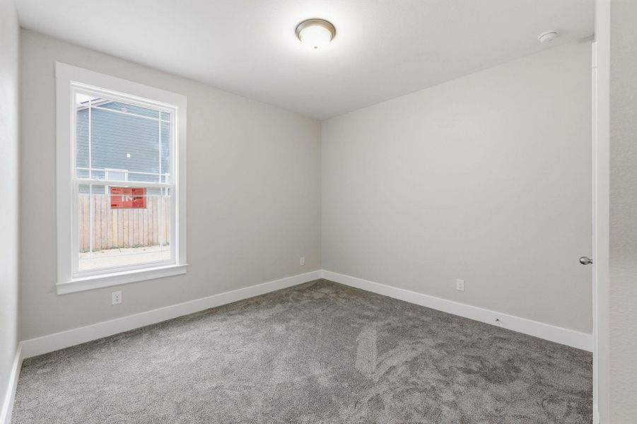 Spacious, unfurnished interior of a new home in Las Palomas Country Club Estates, La Vernia (Image 7).