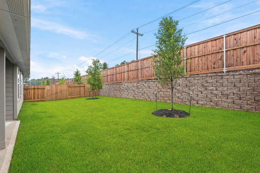 Exterior details and patio area of a home in Silverthorne, Conroe (Image 3).