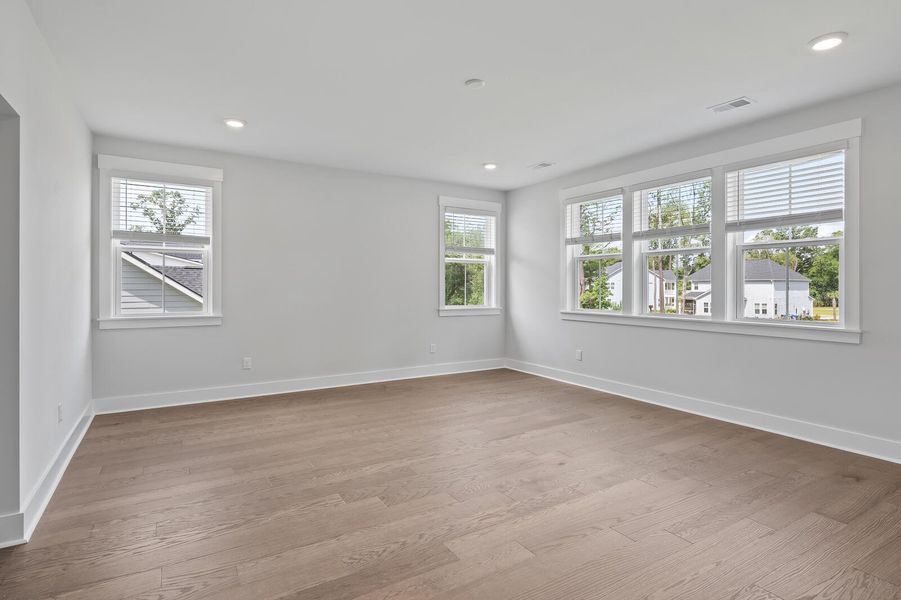 Spacious, unfurnished interior of a new home in Oak Bend, Charleston (Image 19).