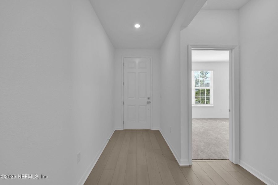 Spacious, unfurnished interior of a new home in Bradley Creek, Green Cove Springs (Image 34).
