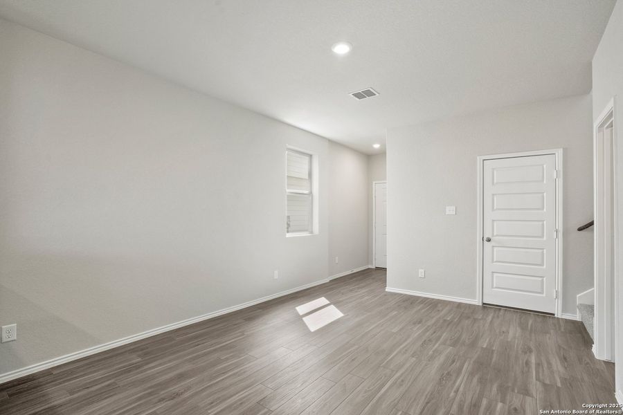 Spacious, unfurnished interior of a new home in Blue Ridge Ranch, San Antonio (Image 11).