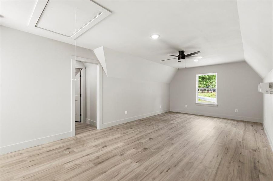 Spacious, unfurnished interior of a new home in , Mineola (Image 35).