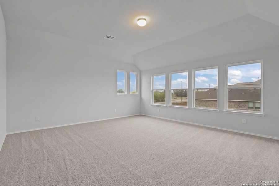 Spacious, unfurnished interior of a new home in Sunflower Ridge, New Braunfels (Image 35).