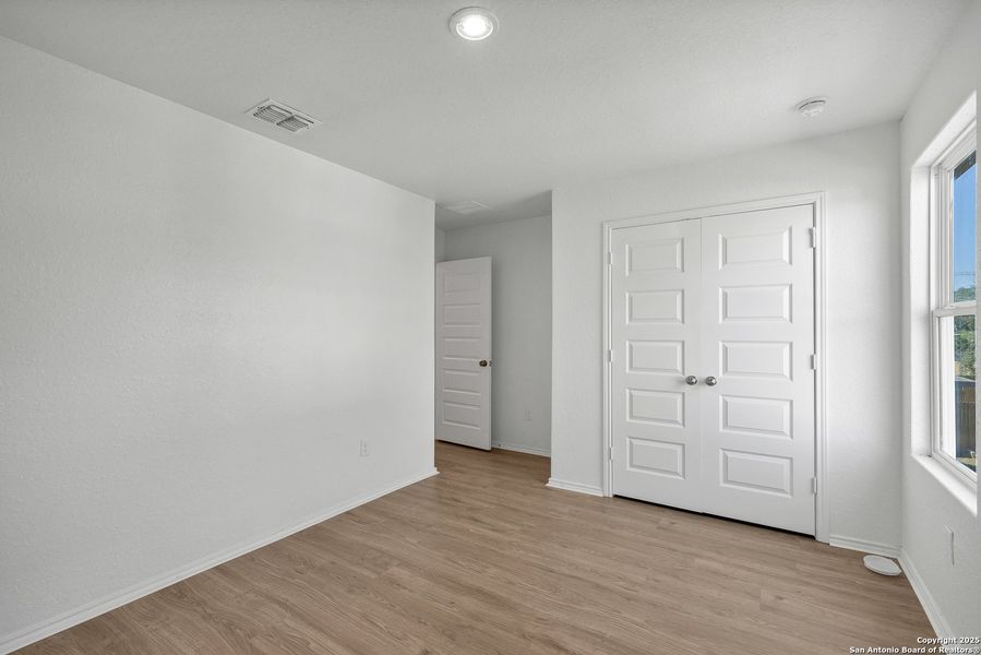 Spacious, unfurnished interior of a new home in Blue Ridge Ranch, San Antonio (Image 14).